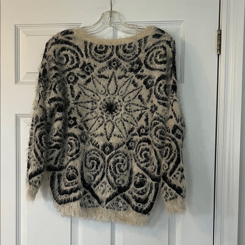 Elegant Black and Cream Floral Sweater - Picture 3 of 3